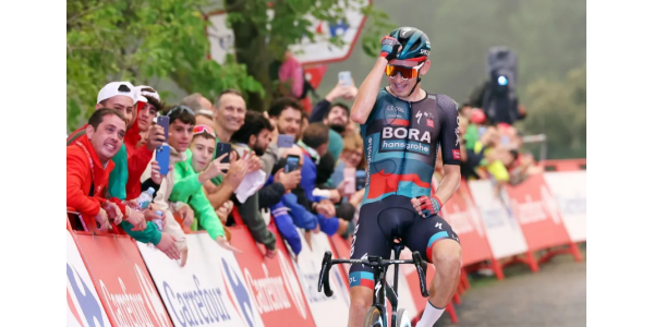 Lennard Kämna sprintet im Alleingang über die Ziellinie und sichert sich den ersten Sieg